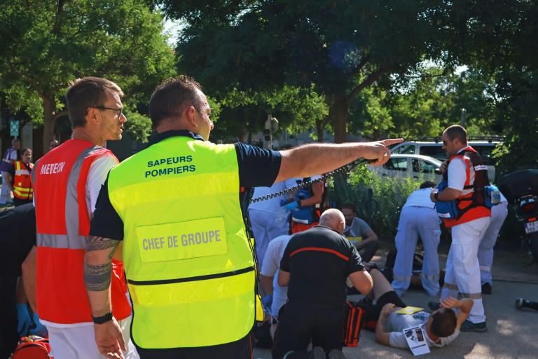 Médecin discutant avec un agent