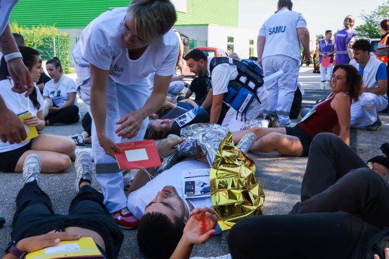 Plan large de la scène avec de nombreuses victimes au sol