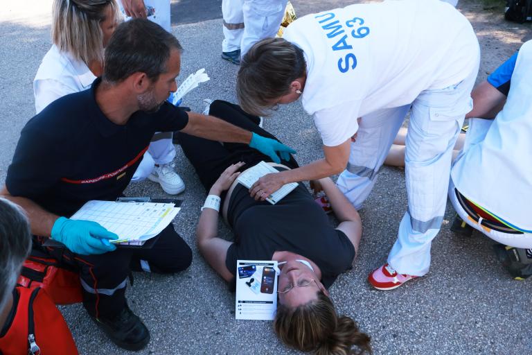 Victime au sol prise en charge par des médecins du SAMU
