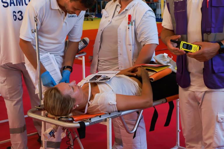 Victime sur brancard dans le PMA
