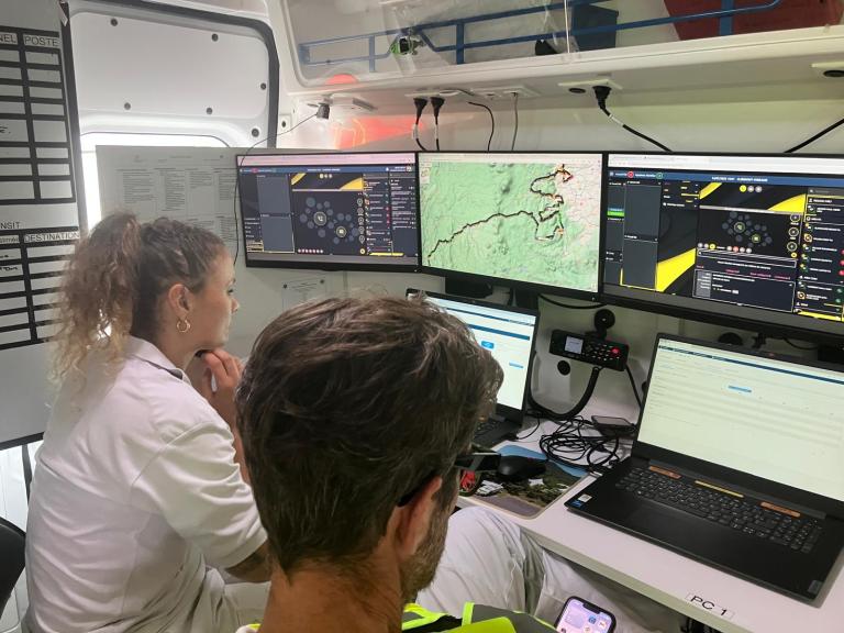 Equipe du SAMU dans le Véhicule Poste de Commandement