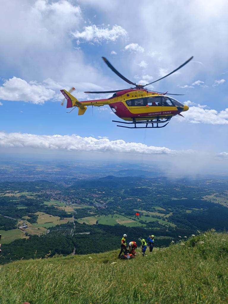 L'hélicoptère Dragon en vol au dessus du Puy-de-Dôme