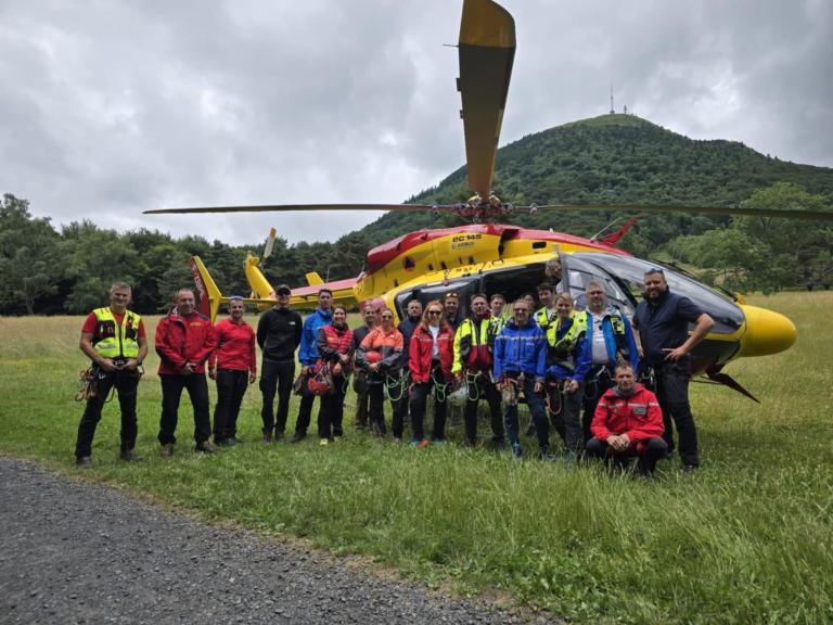 Photo de groupe au pied du Puy-de-Dôme