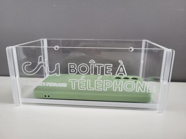 Boite à téléphone, installée dans les chambres de la maternité et des services pédiatriques à l'Hôpital Estaing