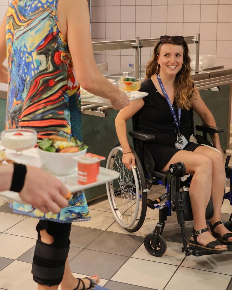 Personnes dans le self qui portent des dispositifs pour se mettre en situation de handicap