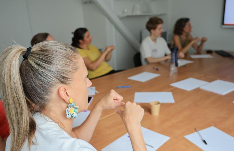 Les participants apprennent la langue de signes